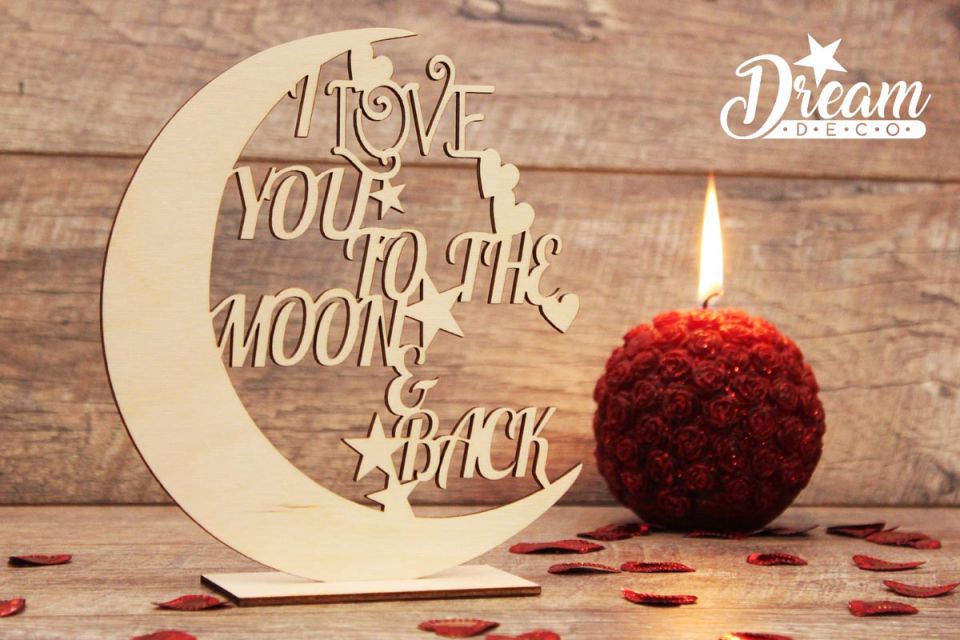 Cirsts dekors mēneša formā uz statīva ar uzrakstu - I love you to the moon & back