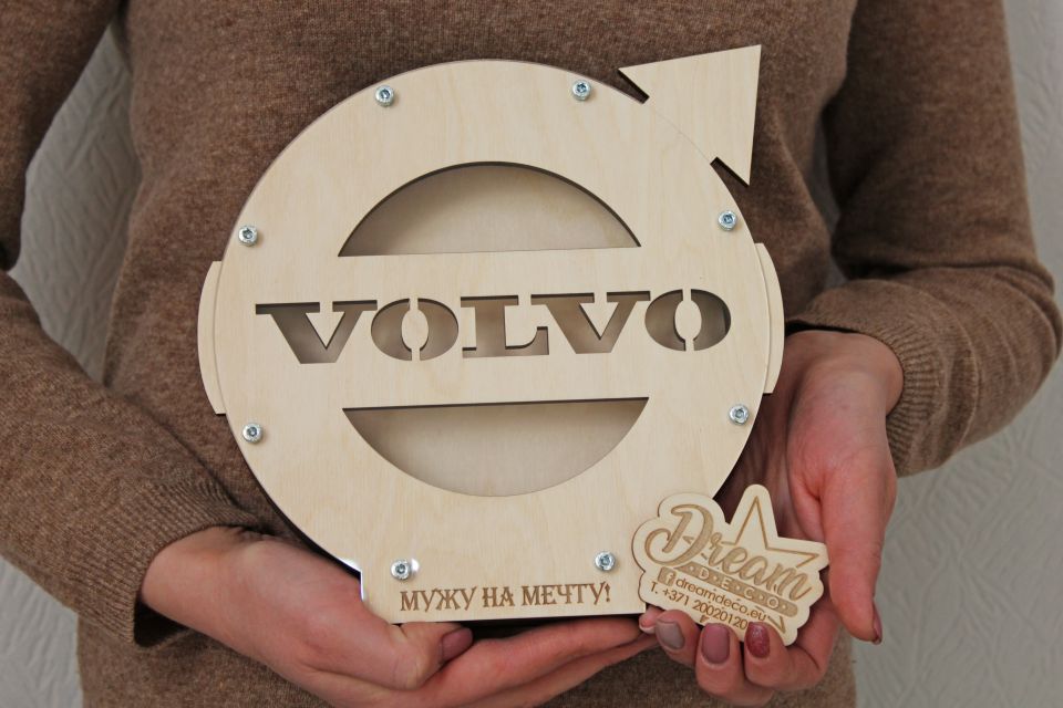 Krājkase apaļa ar Volvo automašīnas logotipu un gravējumu - МУЖУ НА МЕЧТУ!