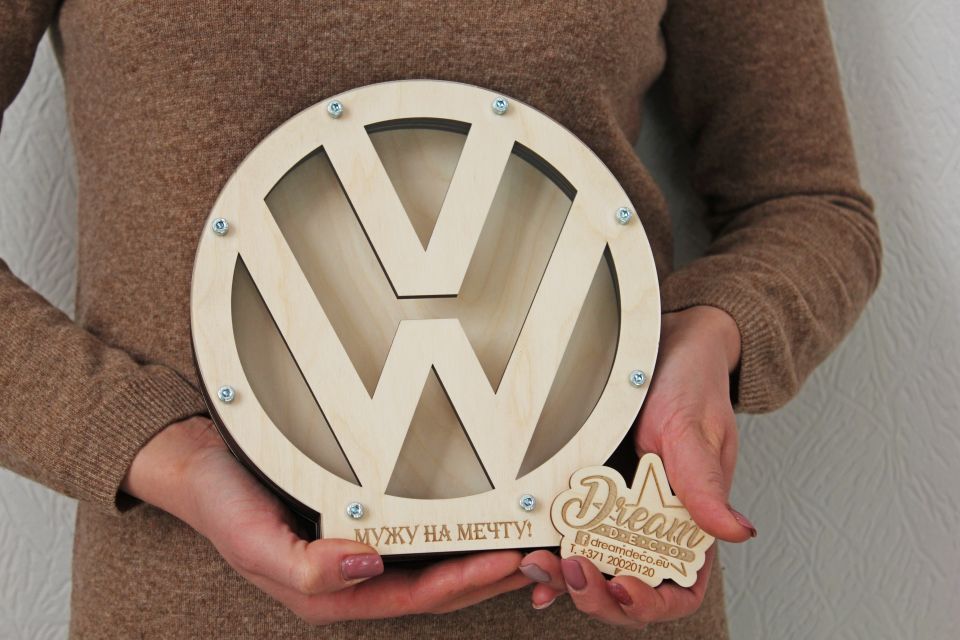 Копилка крулая с логотипом авто VW и гравировкой - МУЖУ НА МЕЧТУ!