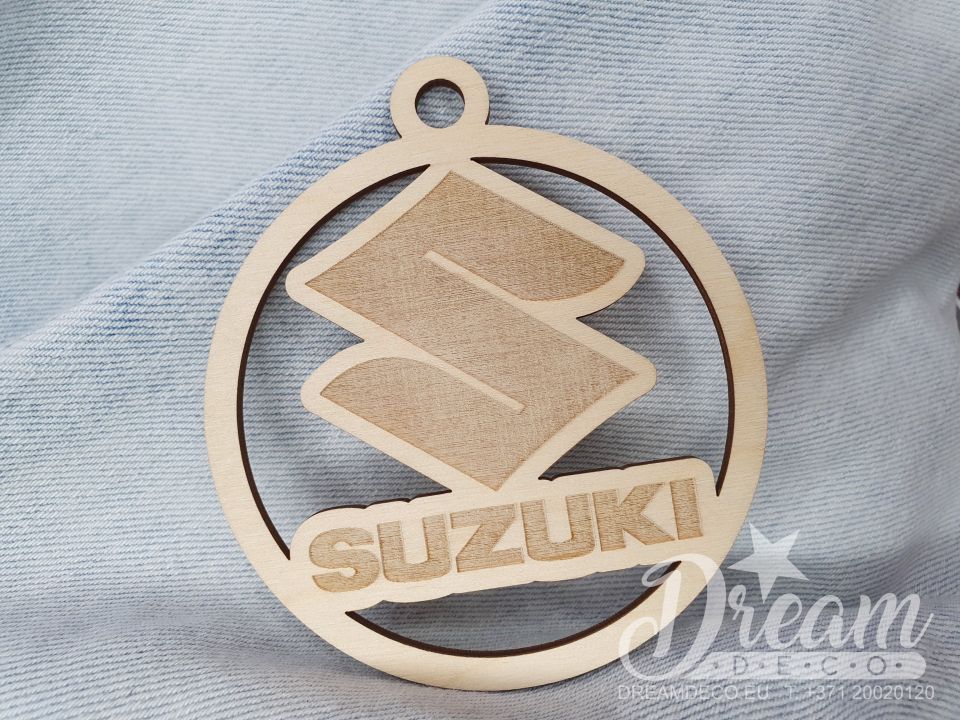 Automašīnas piekariņš ar Suzuki logotipu