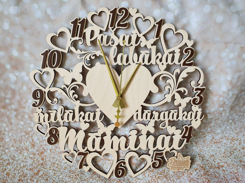 Часы резные с сердечками и бабочками и надписью - Pašai labākai māmiņai