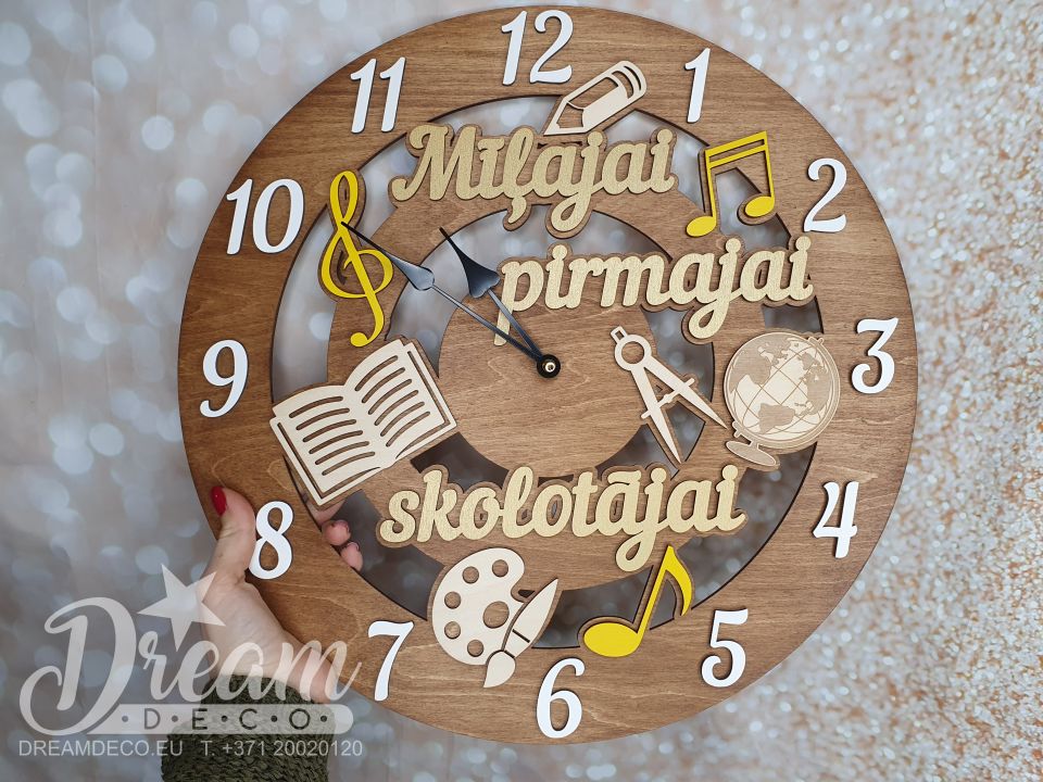 Часы для школы или дектского сада в подарок учителю / воспитателю с вашей надписью - Mīļajai pirmajai skolotājai 