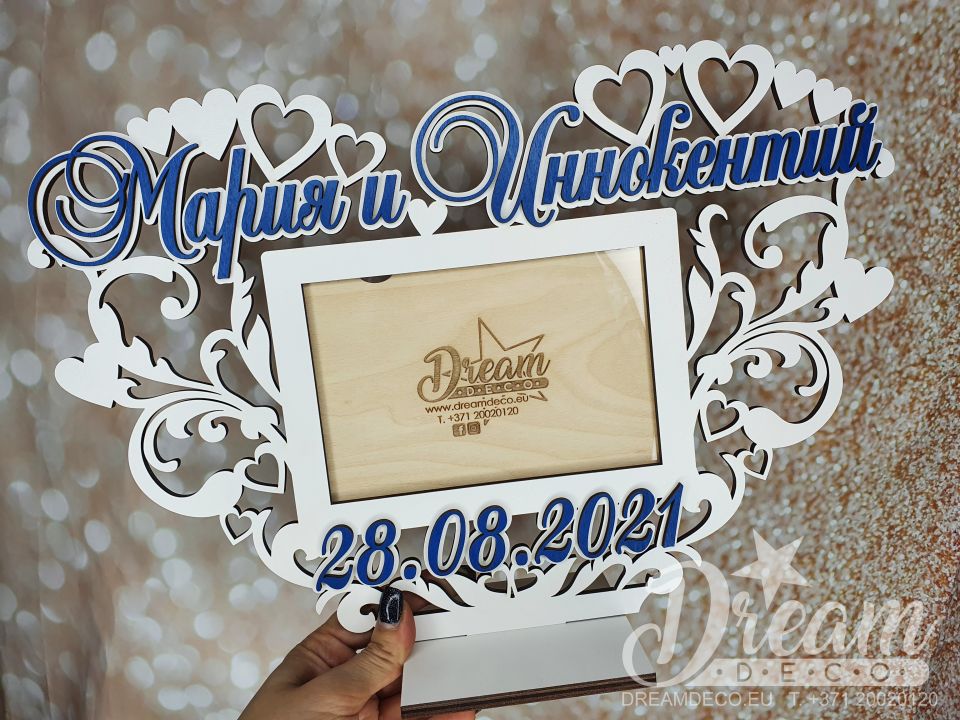 Balts kāzu foto rāmis cirstas sirds formā ar Jūsu vārdiem un kāzu datumu