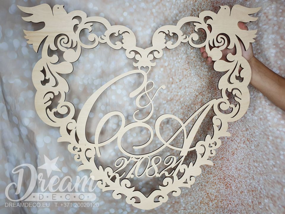 Герб эко в форме резного сердца с голубями, инициалами и датой свадьбы