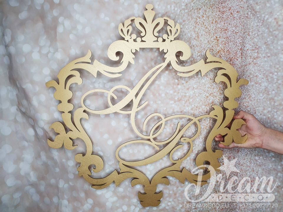 Герб на свадьбу золотой резной с короной и инициалами