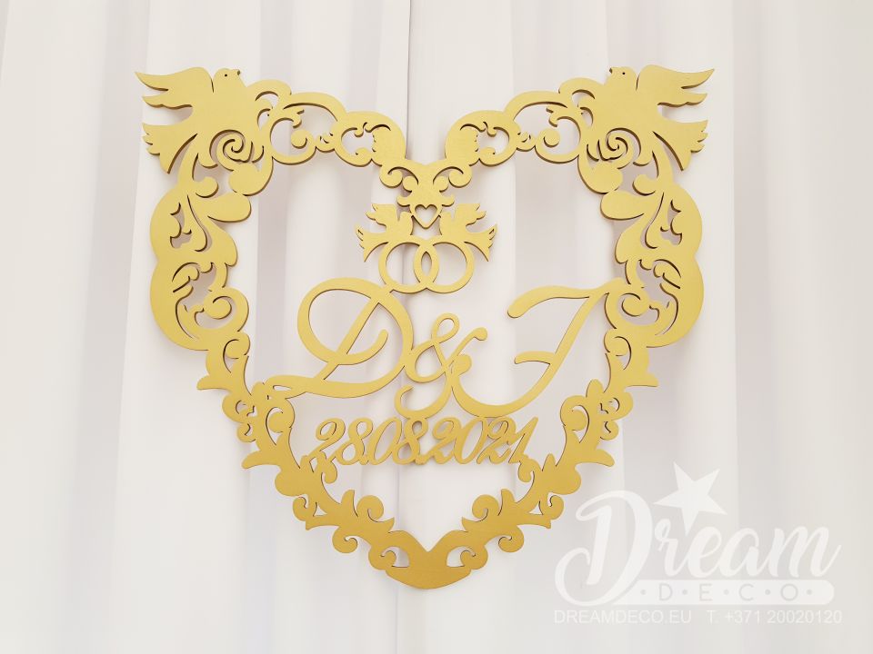 Герб золотой в форме резного сердца с голубками, инициалами и датой свадьбы