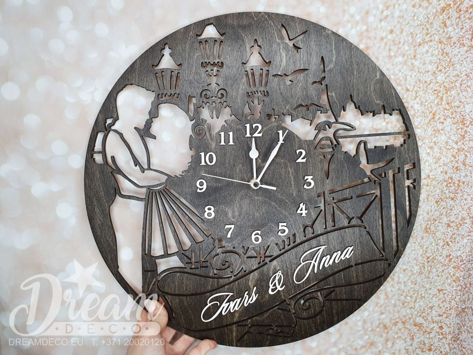 Часы с влюблённой парой на фоне города с индивидуальной надписью