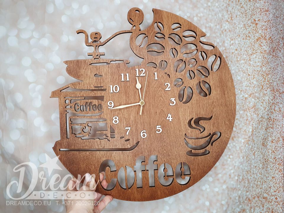 Virtuves pulkstenis ar dzirnaviņām un kafijas pupiņām