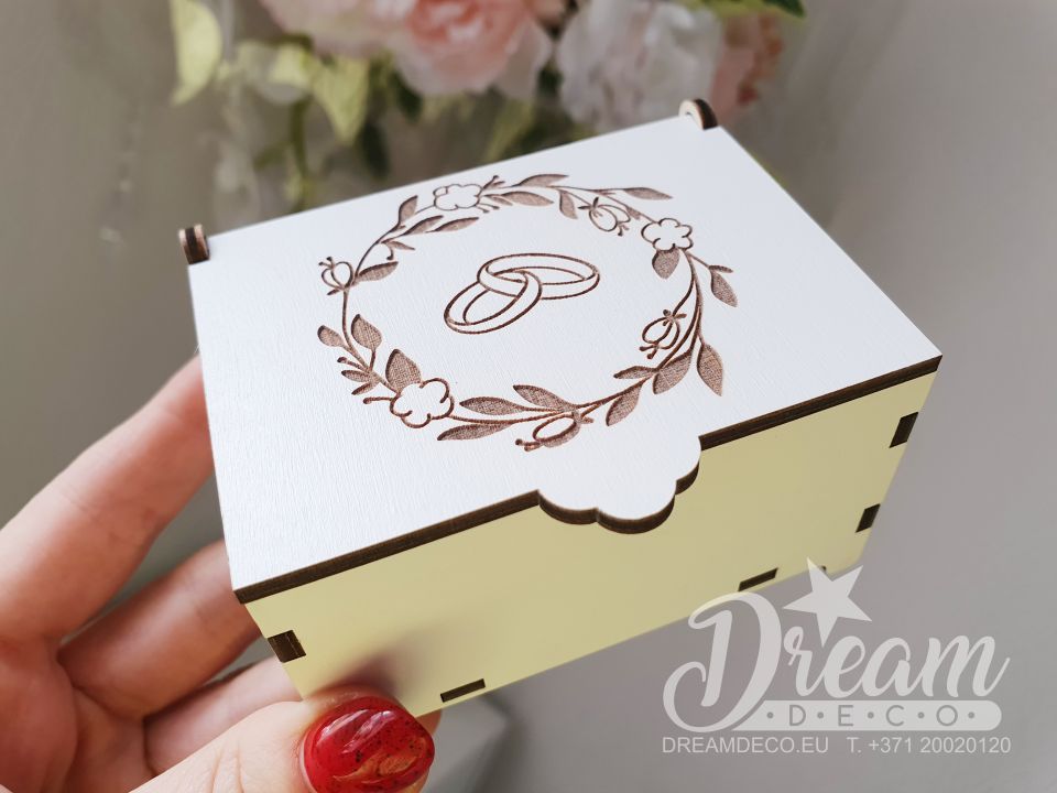 Balta kastīte laulības gredzeniem ar dekoratīvu gravējumu