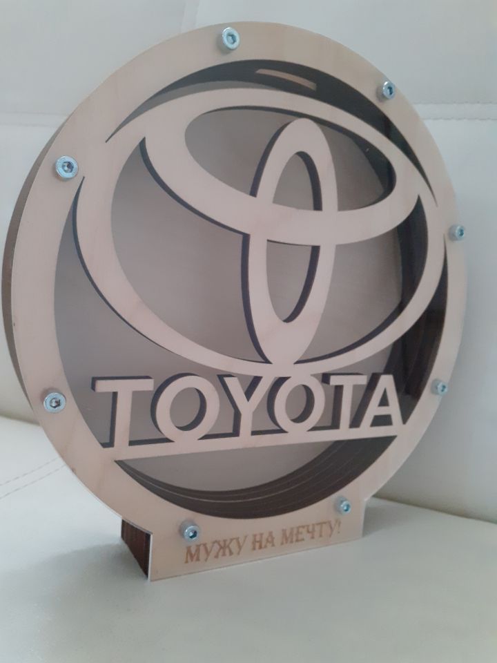 Копилка круглая с логотипом авто TOYOTA и гравировкой - Мужу на мечту!