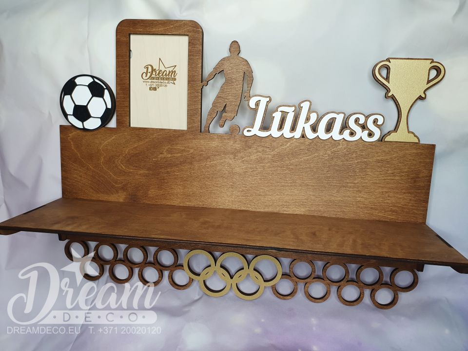 Personalizēts medaļu turētājs ar plauktu, fotorāmi, futbolista figūriņu, bumbu un kausu - futbols