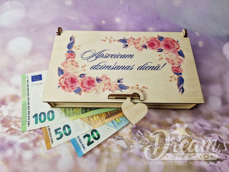 Koka naudas kastīte ar ziedu dizainu un uzrakstu - Apsveicam dzimšanas dienā!