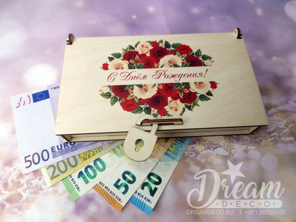 Koka naudas kastīte ar ziedu dekoru un uzrakstu - С Днём Рождения!