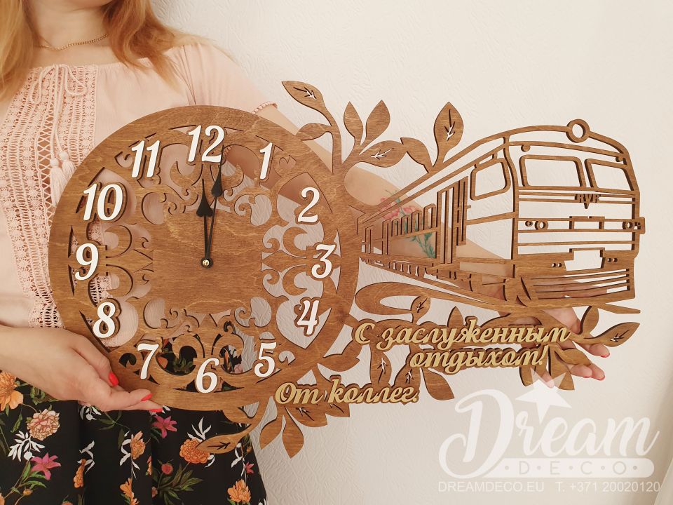 Часы тематические в подарок на пенсию - с поездом / тепловозом и вашей надписью