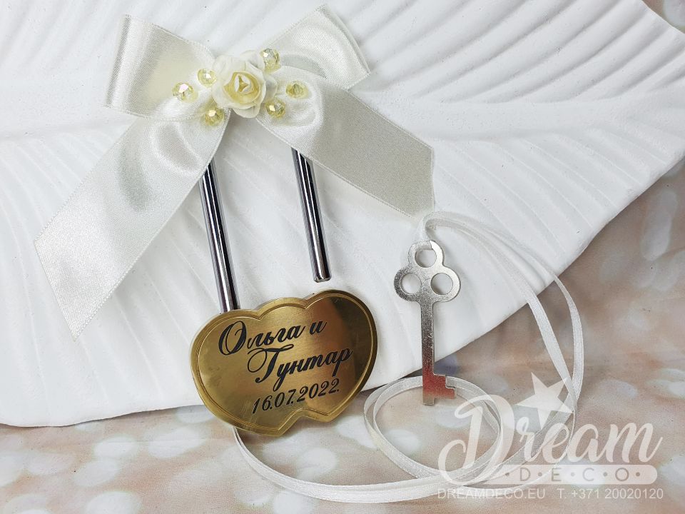 Замочек с гравировкой имен и даты свадьбы и белым украшением