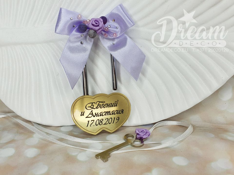 Slēdzene ar  gravējumu un gaiši violeto dekoru