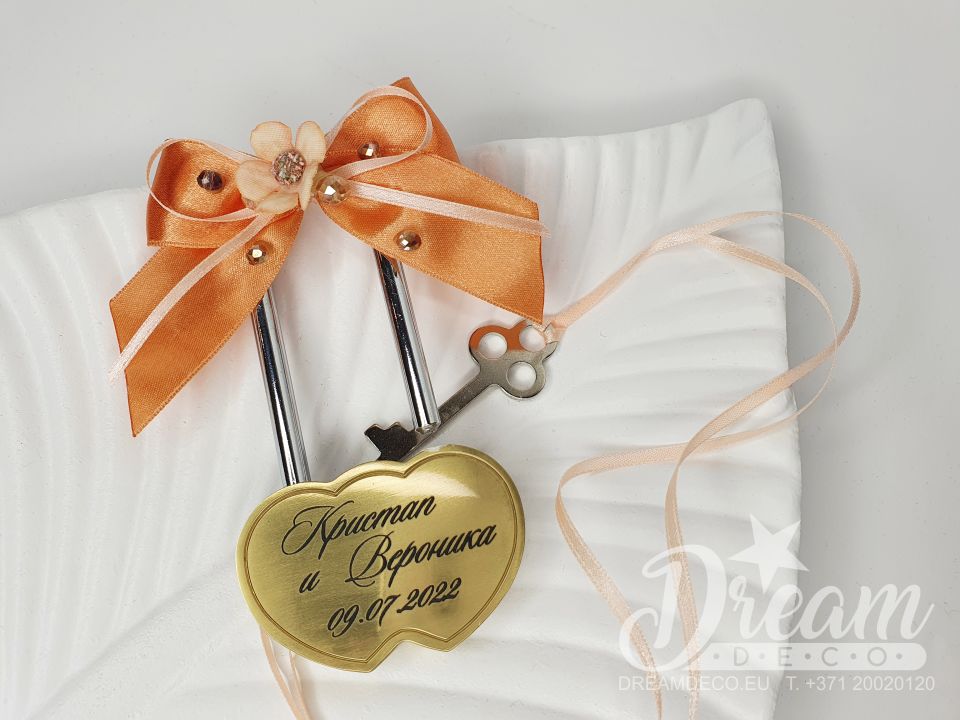 Замочек с гравировкой имен и даты свадьбы с персиковым бантиком