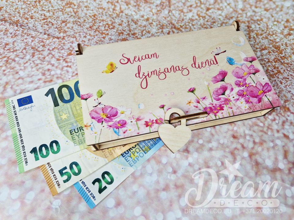 Koka naudas kastīte banknotēm ar ziediem un uzrakstu - Sveicam dzimšanas dienā!