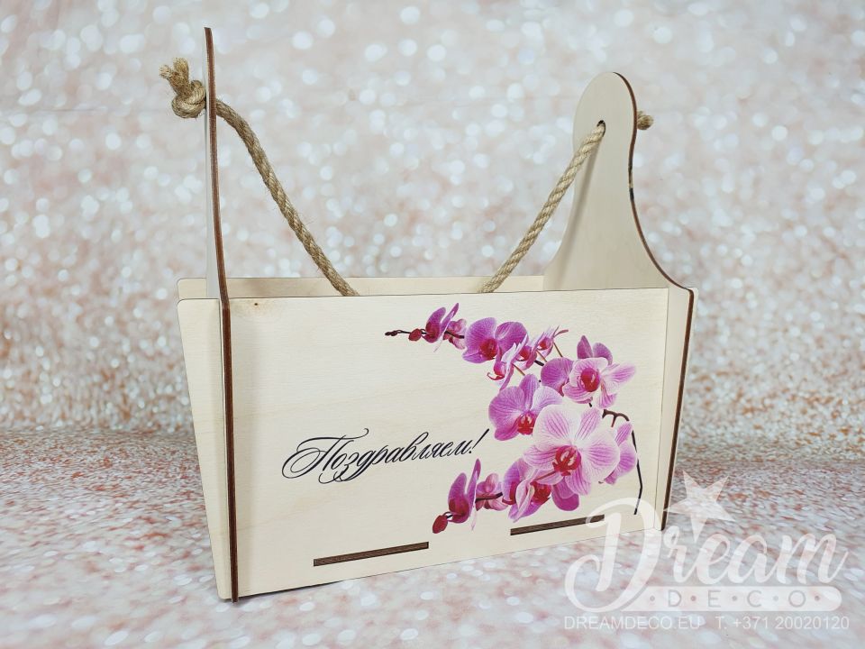 Dāvanu kastīte ar krāsainu orhideju attēlu un uzrakstu - "Поздравляем!"