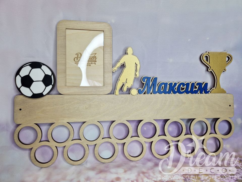 Деревянный держатель для медалей c именем, фоторамкой, фигуркой футболиста, мячом и кубком - футбол