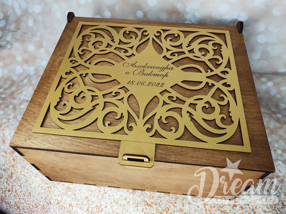Именная подарочная коробка с резным декором на крышке с гравировкой имен и даты свадьбы