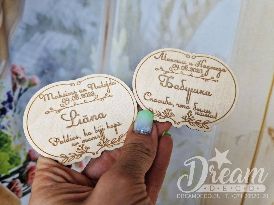 Магнитики с именами жениха и невесты, датой свадьбы и именем гостя