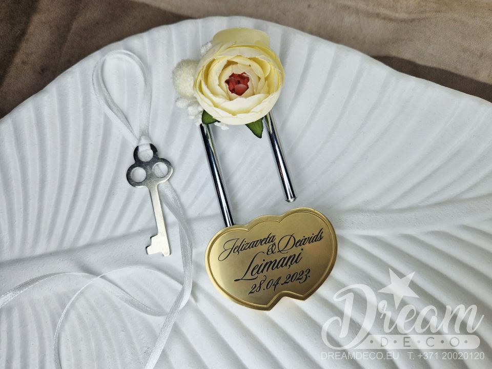 Slēdzene ar kāzu vārdu un datumu gravējumu ar peonijas dekoru