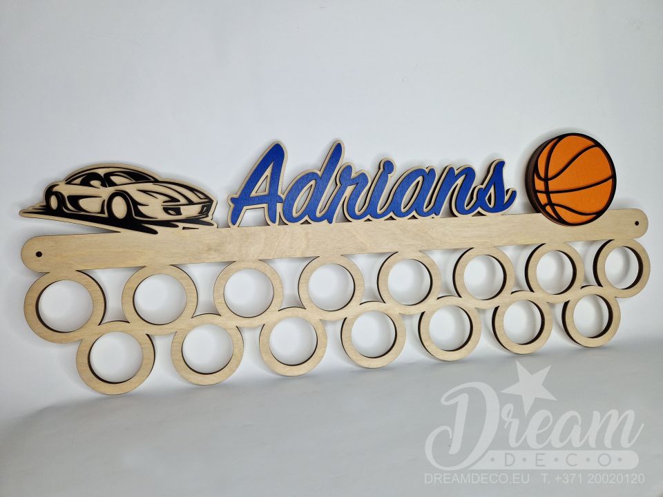 Koka personalizēts medaļu turētājs ar Jūsu bērna vārdu - autosports un basketbols