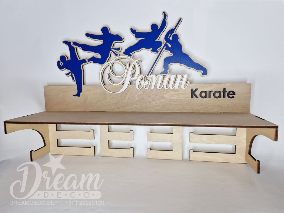 Personalizēts medaļu turētājs ar plauktu un sportistu figūrām - karate