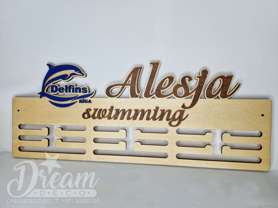 Koka medaļu pakaramais sportistei ar vārdu un logo - peldēšana