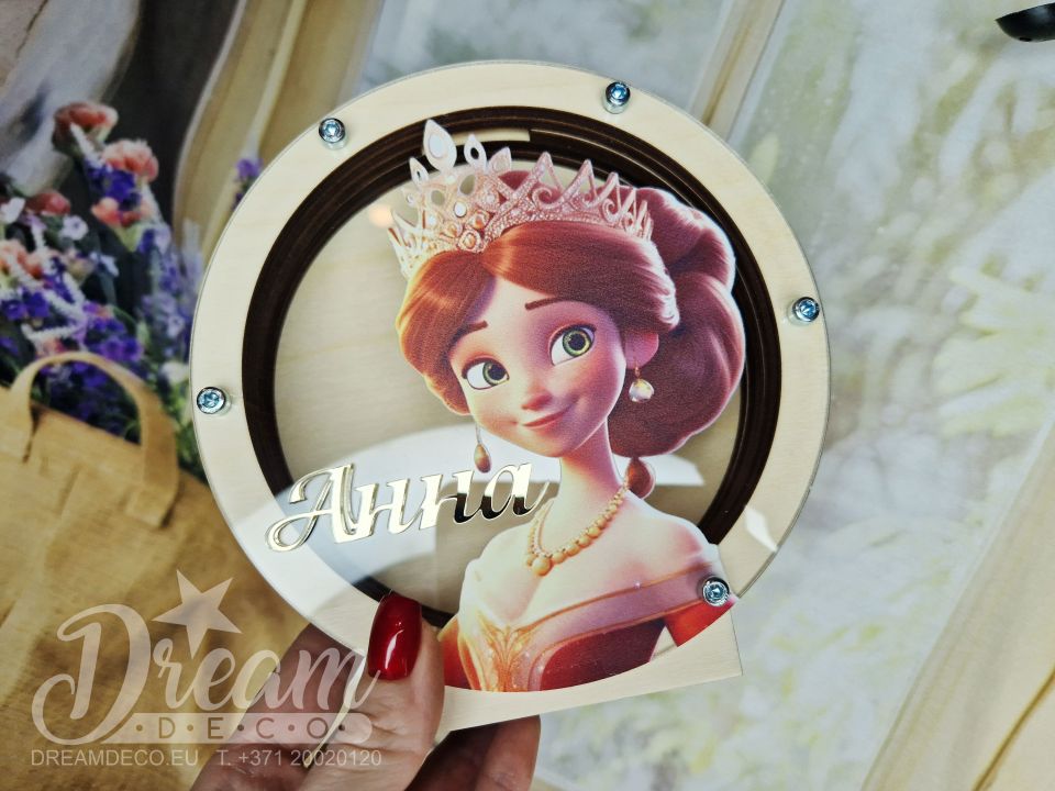Koka krājkase ar krāsainu princeses Annas attēlu un spoguļa vārdu
