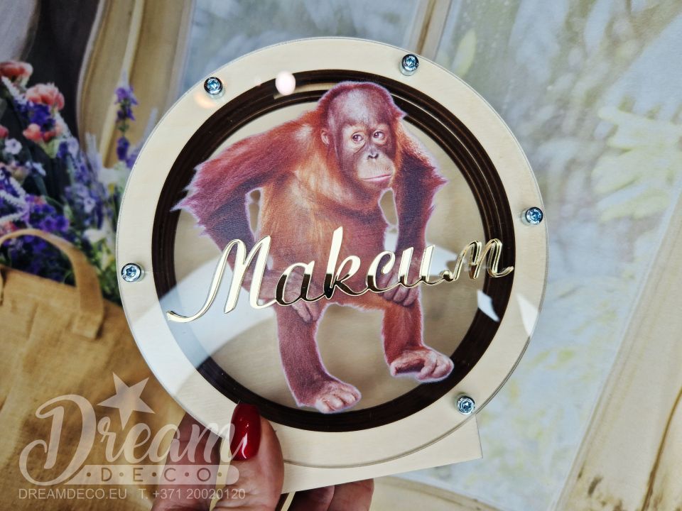 Krājkase ar krāsainu šimpanzes zīmējumu uz stikla un zelta vārdu Максим
