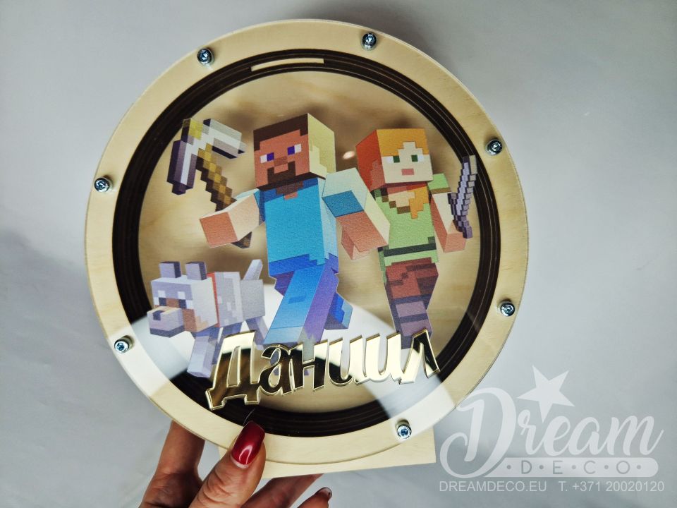 Koka krājkase ar Minecraft figūriņām un spoguļa zelta vārdu Даниил