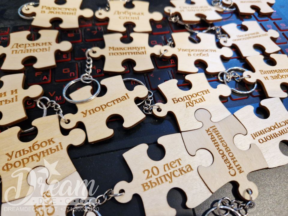 Atslēgu piekariņš puzles formā ar tonējumu un novēlejumiem