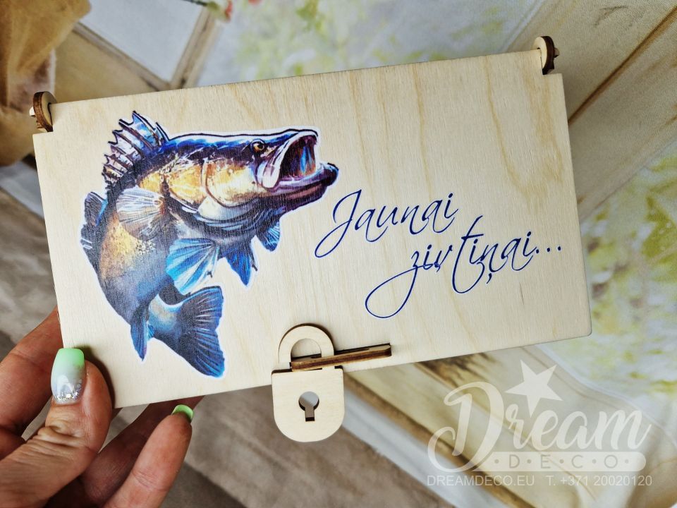 Koka naudas kastīte ar krāsainu zivi un uzrakstu - Jaunai zivtiņai
