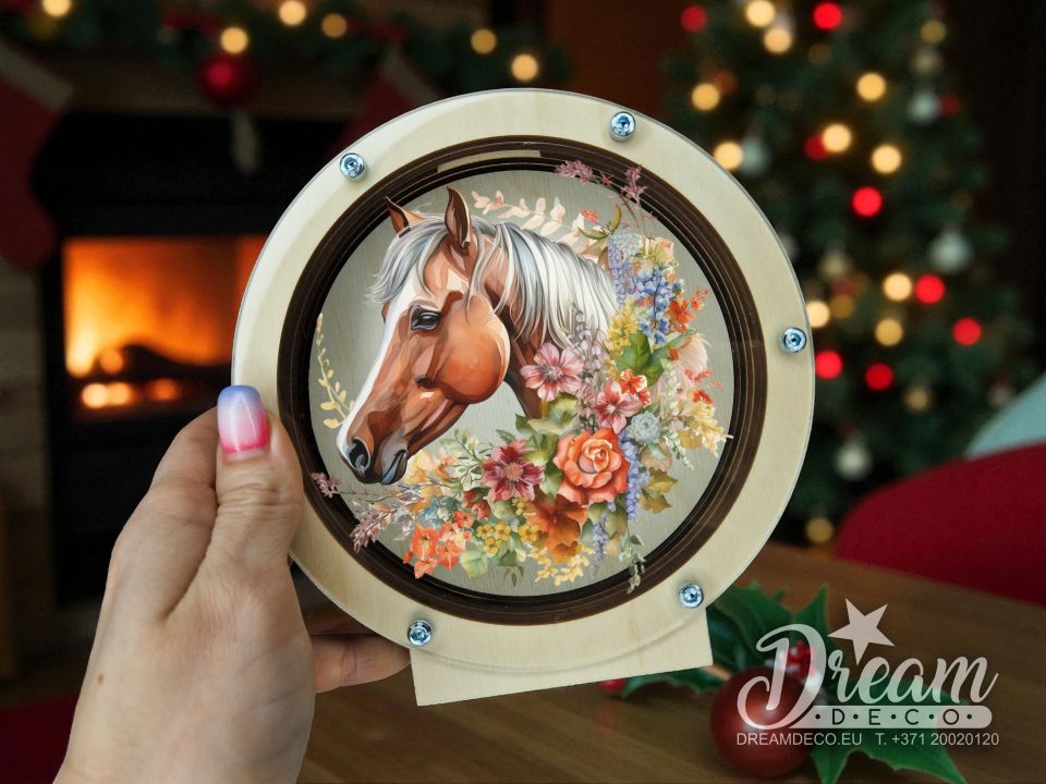 Krāsaina krājkase ar 2026. gada simbolu - zirgs ar ziediem