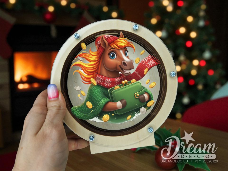 Krāsaina krājkase ar 2026. gada simbolu - zirgs ar monētām