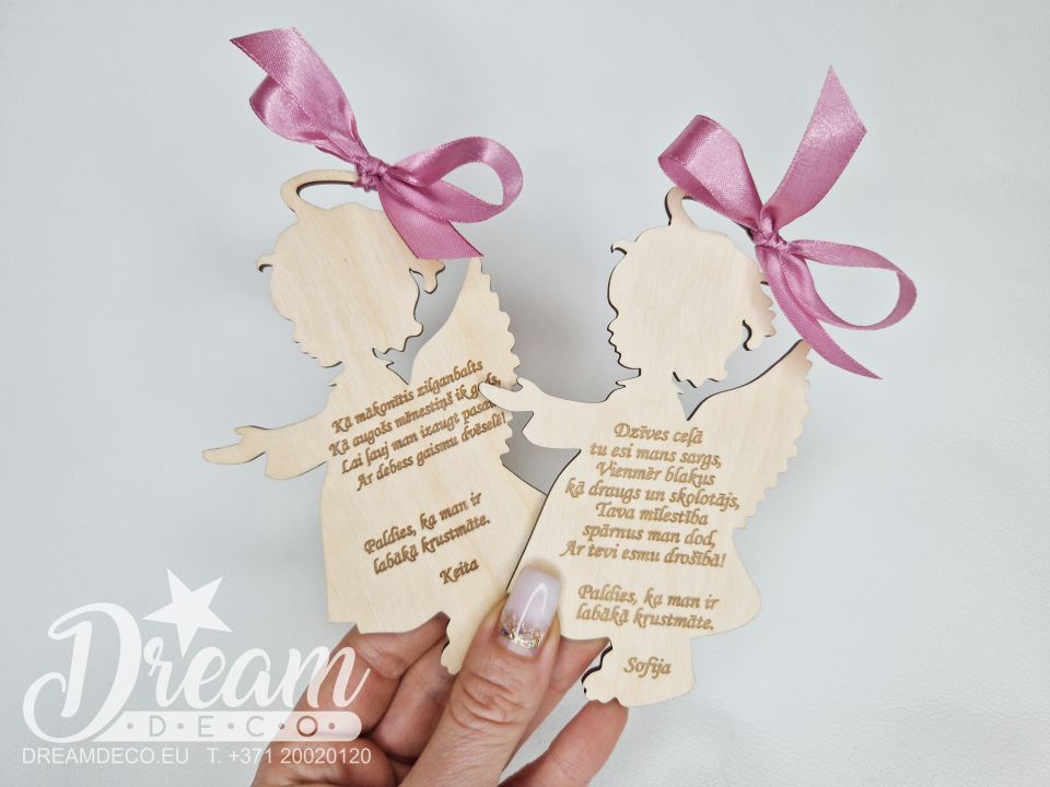 Koka eņģelītis ar personalizētu gravējumu krustvecākiem