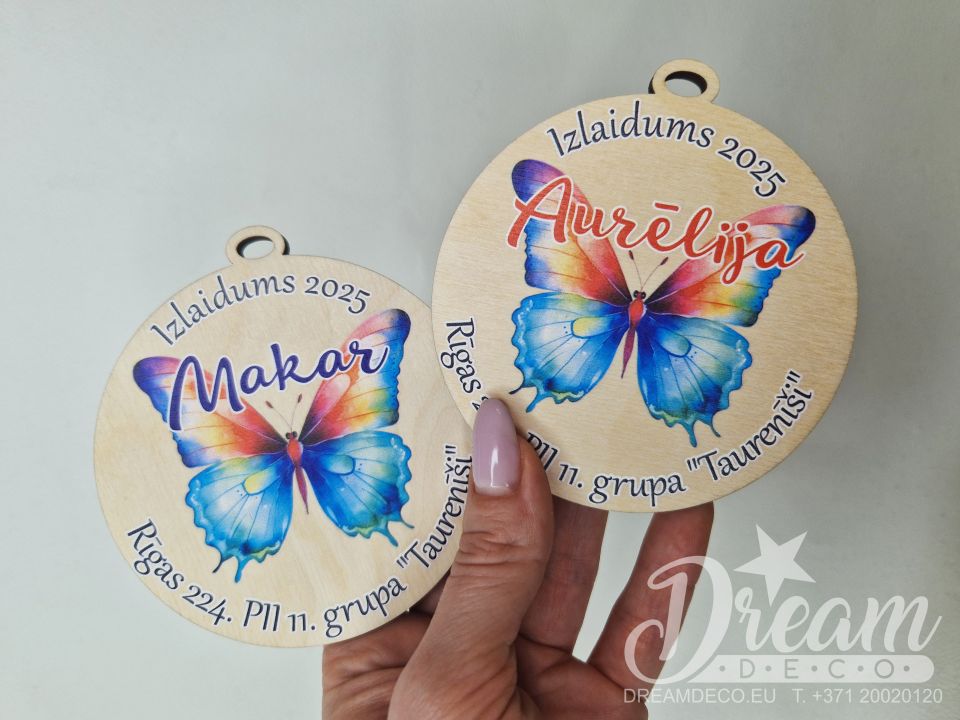 Koka personalizēta izlaiduma medaļa ar tauriņu