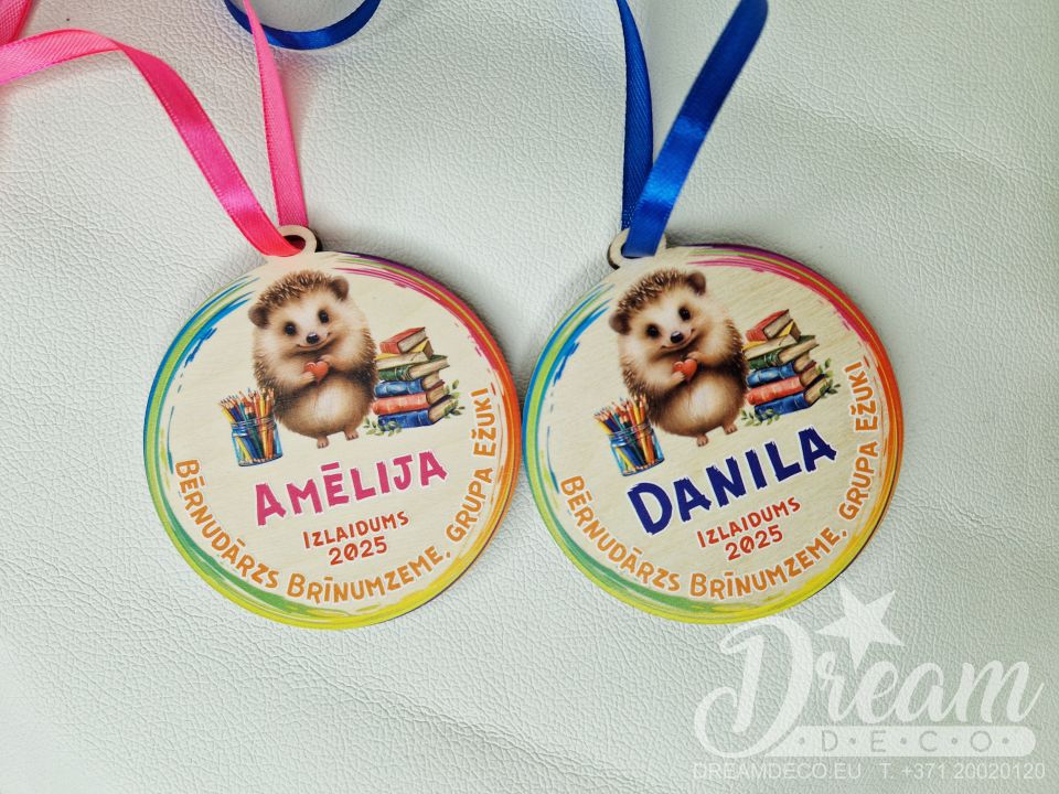 Izlaiduma medaļa ar bērna vārdu un ezīti