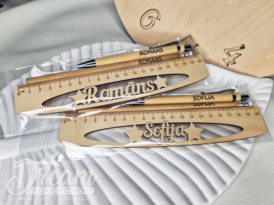 Подарочный комплект для выпускника — линейка, ручка и карандаш.