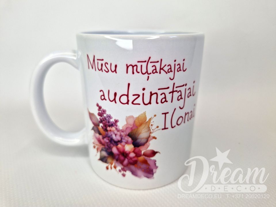 Vārda krūze bērnudārza audzinātājai ar ziediem
